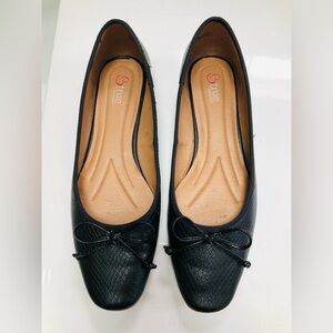 Size 8. Btrue black. ballet flats. Great condition